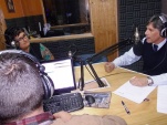 El defensor Raúl Gil en  plena entrevista en Radio Monte Carmelo de Arica.