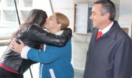 defensora Fabiola Vallejos abraza a una emocionada Ruth Pineda, que podrá cumplir su pena en libertad.Observa del defensor Mario Palma.
