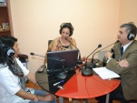 La conductora del programa matinal de Radio Santa Laura, en plena entrevista a los personeros de la Defensoría.