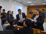 Los defensores penales públicos Eduardo Cabrera, Pilar Sandoval y la JER Karina Reyes, con sus representados al finalizar la audiencia. 