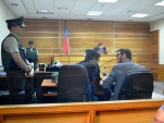 El imputado Jesús B.V y su defensor penal público David Alvarez Muñoz, en la audiencia de control de detención.