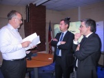 Leonardo Moreno (a la izquierda) conversa con Claudio Pérez, Defensor Regional, y Fernando Alliende, Jefe de Estudios.