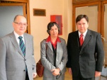 El decano de derecho de la Universidad de Chile, Roberto Nahum; la abogada y académica Pamela Pereira y el Defensor Regional Claudio Pavlic.