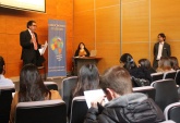 Los asistentes administrativos Víctor Contreras y Carolina Araya enseñaron en la Academia de Inducción a jóvenes abogados a manejar el sistema SIGDP