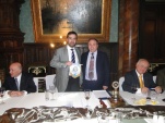 El defensor público Juan Ignacio Lafontaine, al recibir un reconocimiento de parte de Jaime Alvarez, del Rotary Club de Punta Arenas.