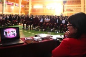 La defensora penal juvenil María Fernanda Aguilera ante 400 jóvenes observando el video sobre RPA, previo a su exposición