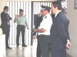 Defensor Regional, Claudio Gálvez, acompañado del Seremi de justicia, el director regional de Gendarmería, y el Jefe de seguridad externa del CP Arica