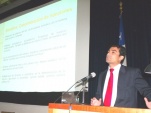 El abogado Pablo Aranda, del Departamento de Estudios de la Defensoría Nacional, durante su exposición en el seminario.