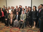 : Los directivos chilenos posan junto al grupo de defensores al culminar el taller en San Salvador.