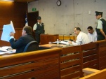 El juez de garantía acogió los argumentos de la Fiscalía y decretó prisión preventiva contra Sergio Contreras, a la derecha junto a su defensor.