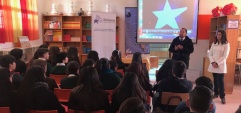 El equipo RPA de Atacama responde las dudas de los alumnos de 8° básico de la escuela Edmundo Quezada. 