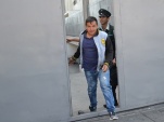 Foto 0143: Angel Canales, en su primer minuto de libertad tras cuatro años, al salir del edificio de tribunales.