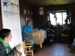 El defensor Claudio Herrera en la reunion con la comunidad Wetripantu de Chiloé.
