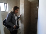 Gustava Aguilar inspecciona los servicios higiénicos de la nueva sección destinada a la reclusión nocturna en la cárcel de Puerto Natales.
