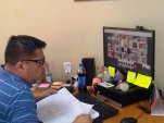 El Defensor Regional de Tarapacá dirigiendo la reunión virtual con su equipo de defensores penales públicos.