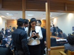 La defensora penal pública Carolina Arancibia aparece al salir en un receso de la audiencia, mientras que detrás suyo se observa a otros interviniente