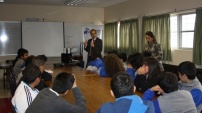 El Jefe de Estudios, Renato González y la Asistente Social, Yasna Contreras con alumnos de Escuela Los Estandartes.