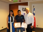 la defensora Regional viviana Castel,y Jaime Uribe, Director de Asuntos Corporativos Komatsu Latinoamérica,,entregaron certificada a Cristian P.