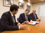 Firman el convenio el decano de derecho de la UAH, Rafael Blanco; el Defensor Nacional, Andrés Mahnke, y el director del CEJA, Jaime Arellano.