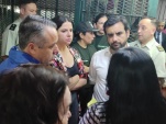 Mario Palma, Jefe de Estudios de la Defensoría Metropolitana Sur, junto con la Ministra de la Mujer, Antonia Orellana, conversan con las internas.