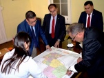 El Cónsul del Paraguay muestras las rutas comerciales a Chile en un mapa de su país.