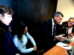 Los funcionarios de la Defensoría entrevistados en los estudios de Radio Santa Laura de Pozo Almonte.