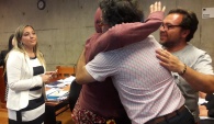 Defensora Alejandra Lobos observa abrazo de dirigentes sindicales de Sename después que tribunal dio por no acreditado delito contra funcionaria 
