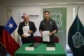 EEl Defensor Regional José Luis Craig junto al Director de Gendarmeria, Alejandro Fuentes, luego de firmar el acuerdo.