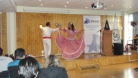 Miembros de la colonia colombiana deleitaron al público con sus bailes típicos. 