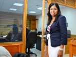 La defensora Penal Pública Marisella Chacama ingresando a la audiencia en el Tribunal de Garantía de Iquique.