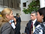 Jhazibe Valencia (izquierda) conversa con el Defensor Regional de Tarapacá y la SEREMI de Justicia Lorena de Ferrari.