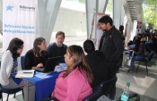 Gran cantidad de consultas respondieron los profesionales de la DRMN y DRMS al público que asistió a la Feria de Resinserción Social de la U. de Chile