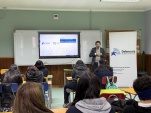 El defensor expuso ante tres cursos de primero medio. 