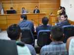 Foto: 0481: Joaquín Muller, uno de los tres defensores penales públicos, voltea ante las reacciones al fallo recién leído. A su izquierda están Gabrie