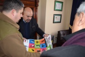 El Defensor Regional José Luis Craig hace entrega de afiches con los derechos de los imputados a Carabineros de Curicó.
