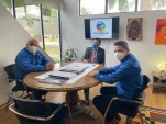 Jorge Moraga, Defensor Regional, y Boris Barra, Director Administrativo, se reunieron con el alcalde de Cochrane, Jorge Calderón.