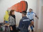 La defensora regional felicita a un joven, que cumple una sanción en el Centro, por su trabajo en el taller de muralismo