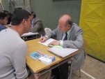 El coordinador penitenciario Carlos Henríquez atiende consultas durante el diálogo.