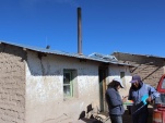 Habitantes de Chujlluta resolviendo dudas y consultas de defensa indígena junto a la Facilitadora Intercultural, Inés Flores.