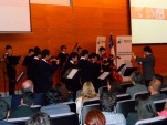 La orquesta de niños del Colegio Nocedal de La Pintana sorprendió a quienes asistieron a la cuenta pública 2013 de ambas Defensorías Metropolitanas.
