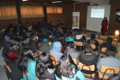 Alumnos de dos cursos de primero medio participaron en la actividad en la sala multiuso del centro educativo