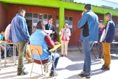 En el patio de la escuela del CIP Serenense se desarrolló el diálogo con los jóvenes.