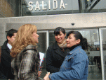 Inés Fuentes agracede a su defensora, Jaqueline Stubing, a la salida del tribunal.