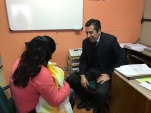 El jefe de estudios, Boris Hrzic conversa con la única mujer con hijo lactante del CCP de Vallenar. 