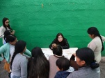La Jefa de Estudios Karina Reyes, responde consultas de imputadas y condenadas del penal de Iquique.