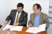 Las máximas autoridades de la DPP IV Región y de la U. Central sede La Serena sellan el acuerdo.