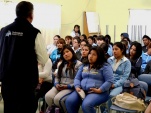 El Defensor Regional de Tarapacá expone ante los estudiantes de origen indígena del Liceo de Pozo Almonte.