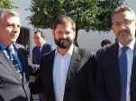 Defensor Nacional Carlos Mora Jano junto al Presidente de la República Gabriel Boric y el Defensor Regional de Ñuble, Marco Montero.