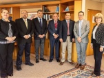 Al centro, el Defensor Nacional y el embajador Juan Pablo Lira, junto a los abogados hondureños que visitan el país.
