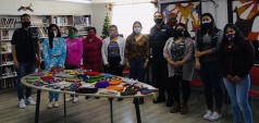 Las mujeres internas del CCP Copiapó, que participaron del taller de crochet, posan junto a la defensora Marsella Rojas y la profesora, Viviana García